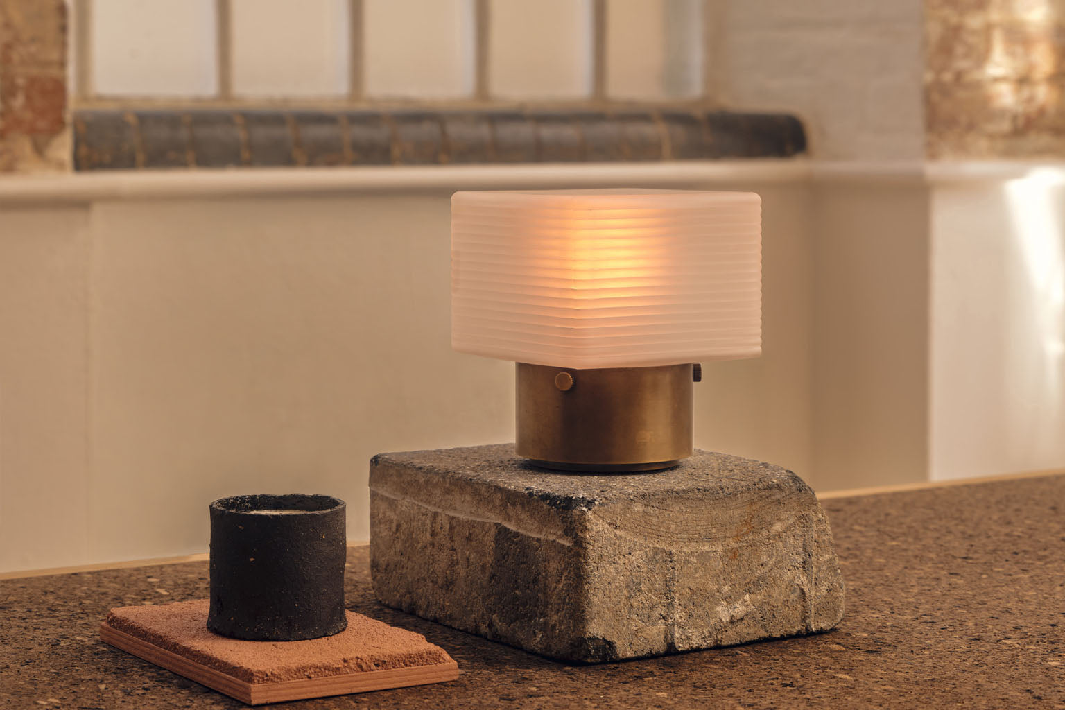 NEOZ Cordless Lamp System ICE ROUND ランプ Ice Cordless Table Lamp | Frosted Rechargeable Lighting in Four