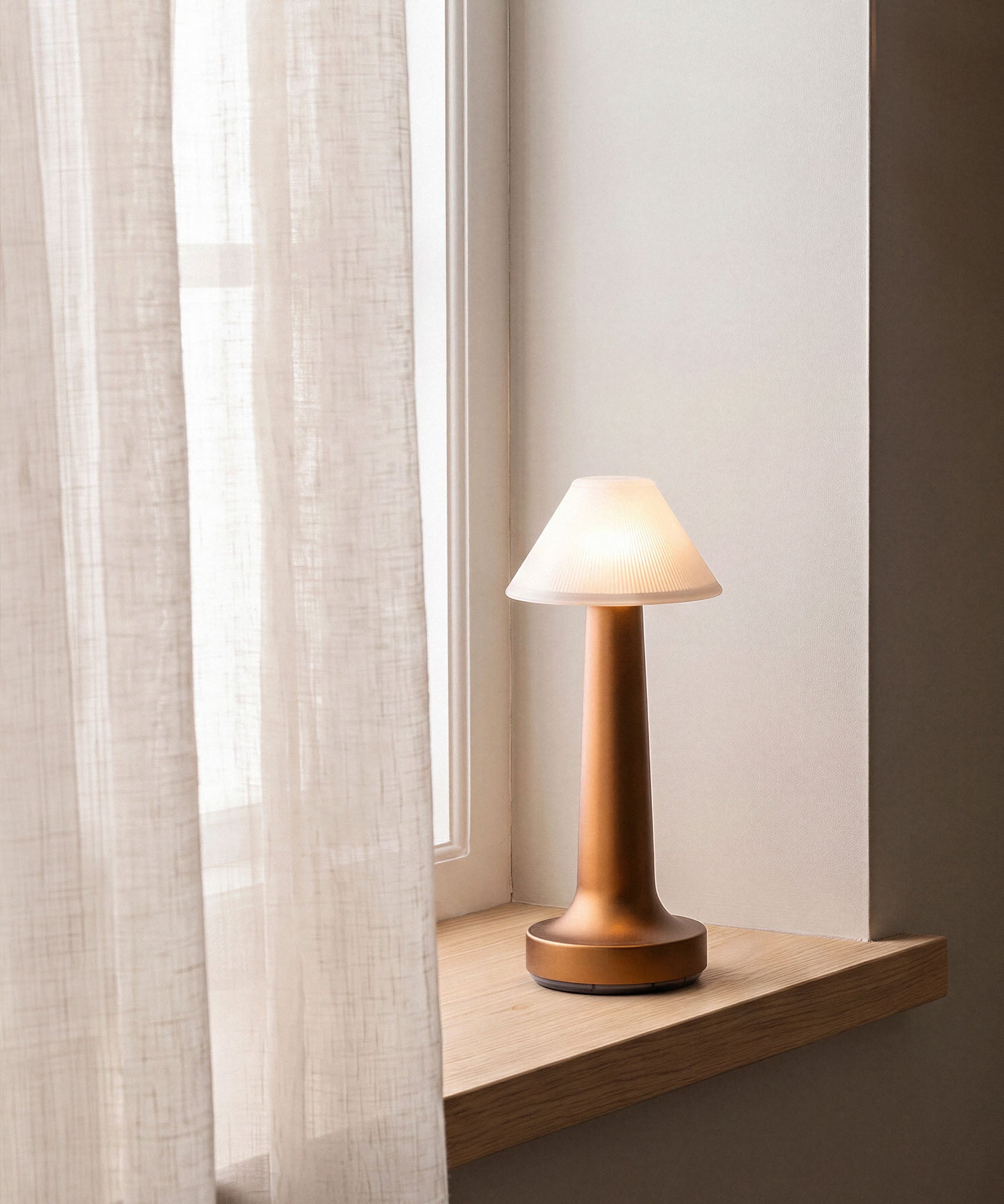 Cooee 3 | Cordless Table Lamp with Conical Shade | NEOZ