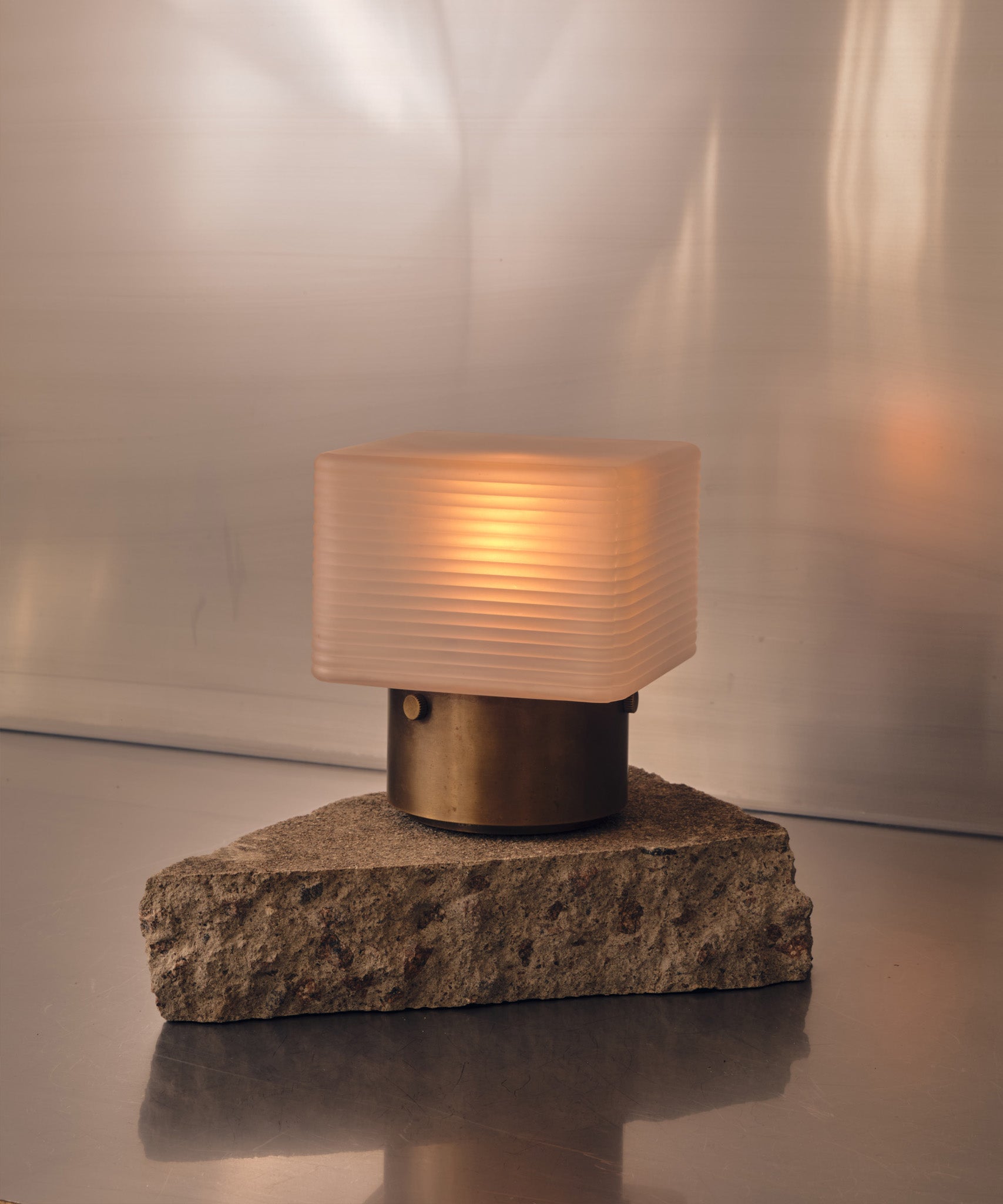 Buy Premium Cordless Table Lamps | Rechargeable LED Lighting | NEOZ