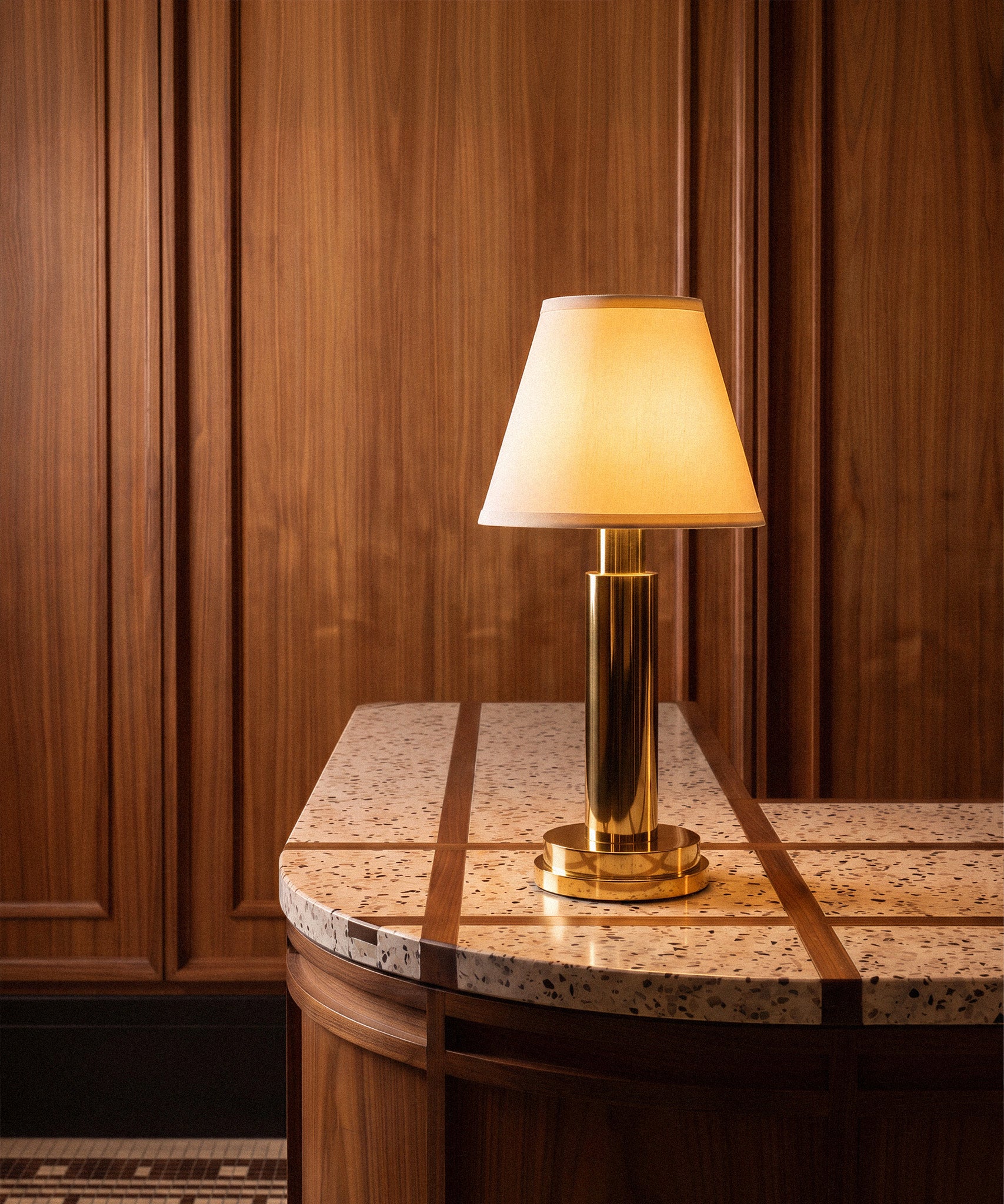 Elizabeth Brass | Grand Cordless Table Lamp | NEOZ