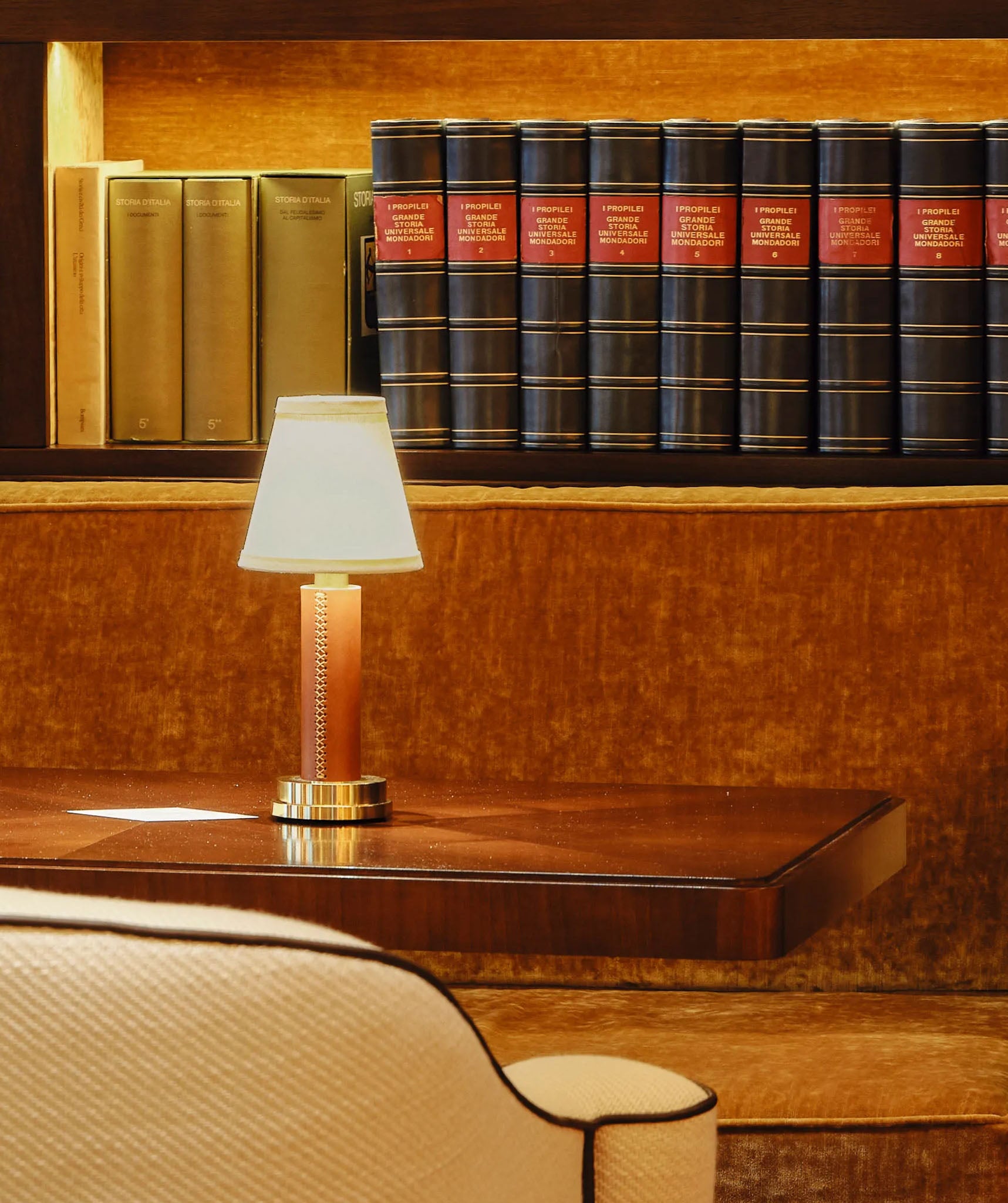 Victoria Leather Sleeve | Luxury Cordless Lamp Protection | NEOZ